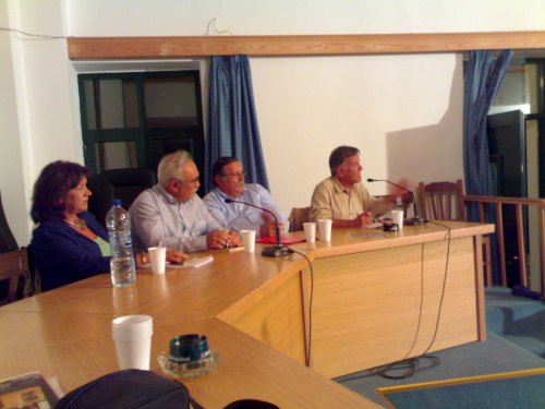 Ο καθ. Γ. Τσελ�ντης μιλά υπό τα βλ�μματα των συνομιλητών του Ρ. Καραβασίλη, Σ. Κουρουζίδη και Τ. Μπιτούνη